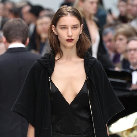 🆕Burberry liquid lip velvet shade oxblood - Picture 3 of 6